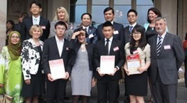 Two Vietnamese students honored in Australia - ảnh 1